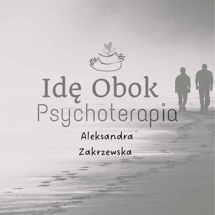 Grafika identyczna jak w pliku 1.png, przedstawiająca logo „Idę Obok Psychoterapia Aleksandra Zakrzewska” na tle czarno-białego krajobrazu plaży z oddalającymi się postaciami i wyraźnymi śladami stóp na mokrym piasku. Całość utrzymana w spokojnej, stonowanej tonacji szarości.