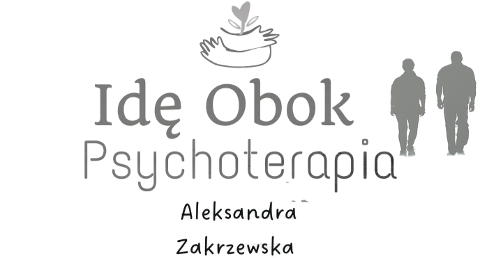 Logotyp na białym tle przedstawiający dwie dłonie opiekuńczo obejmujące małą roślinę z liściem w kształcie serca. Obok znajduje się ciemnoszara sylwetka dwóch osób idących ramię w ramię. Poniżej widnieje napis „Idę Obok Psychoterapia” oraz imię i nazwisko „Aleksandra Zakrzewska”.